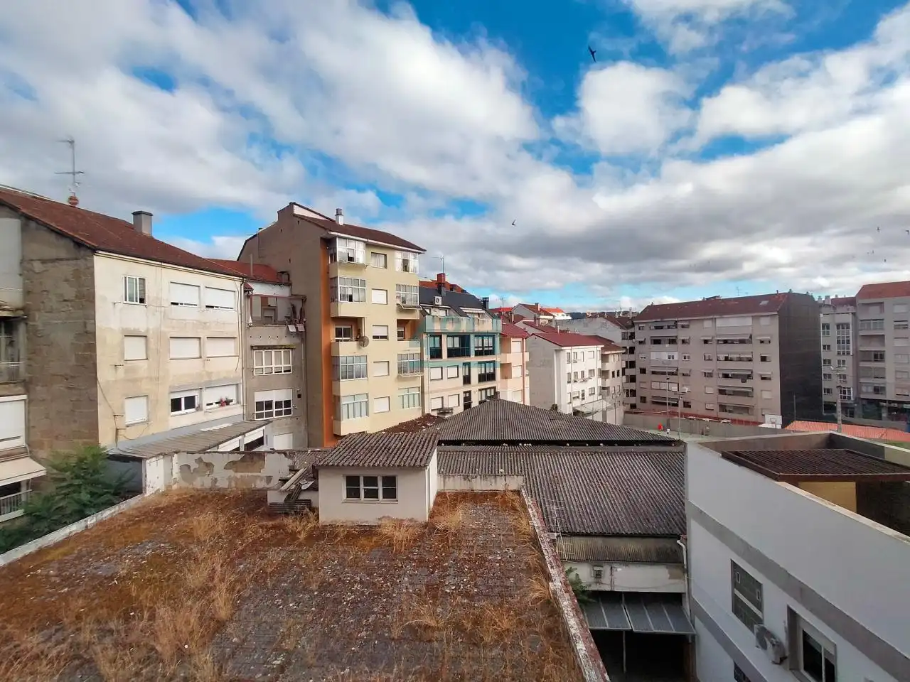 Vista exterior de Pis de lloguer en Ourense Capital  amb Calefacció, Parquet i Moblat