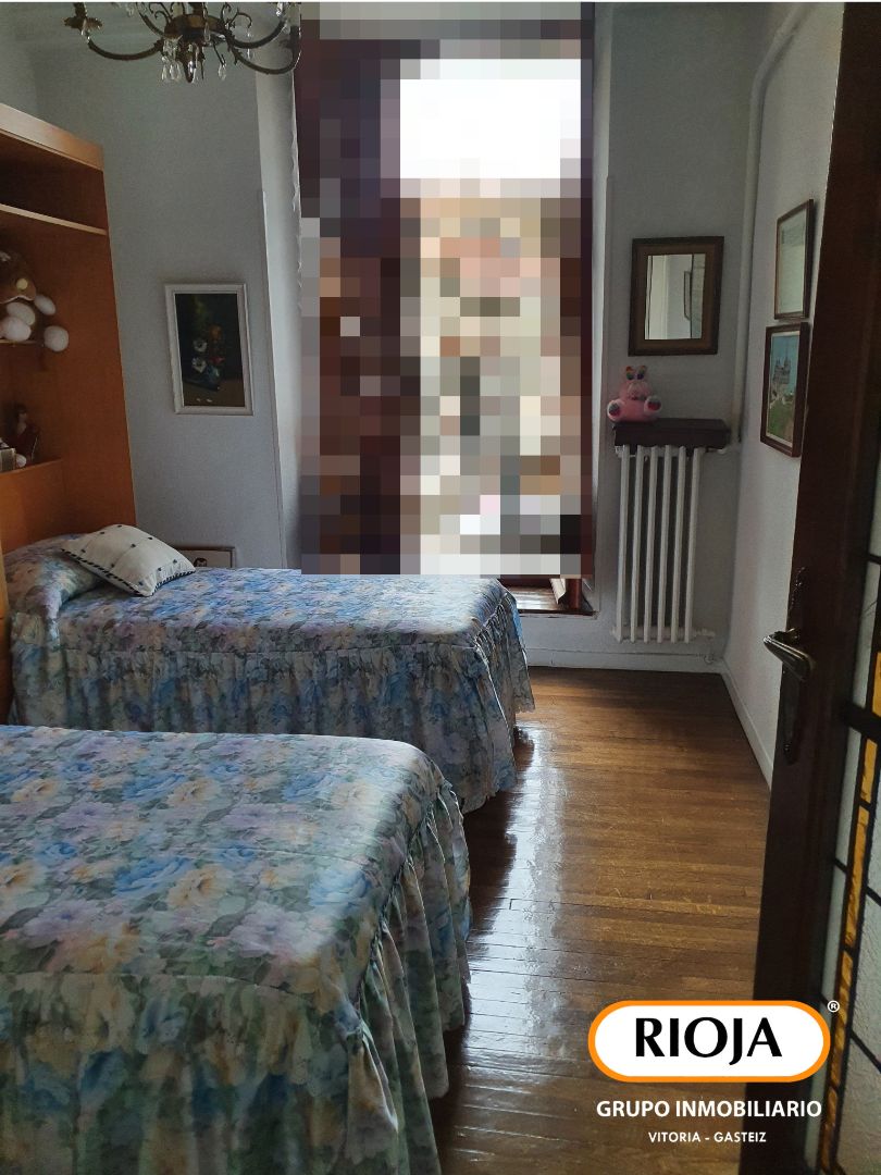 Dormitori de Pis en venda en Vitoria - Gasteiz amb Calefacció, Traster i Moblat