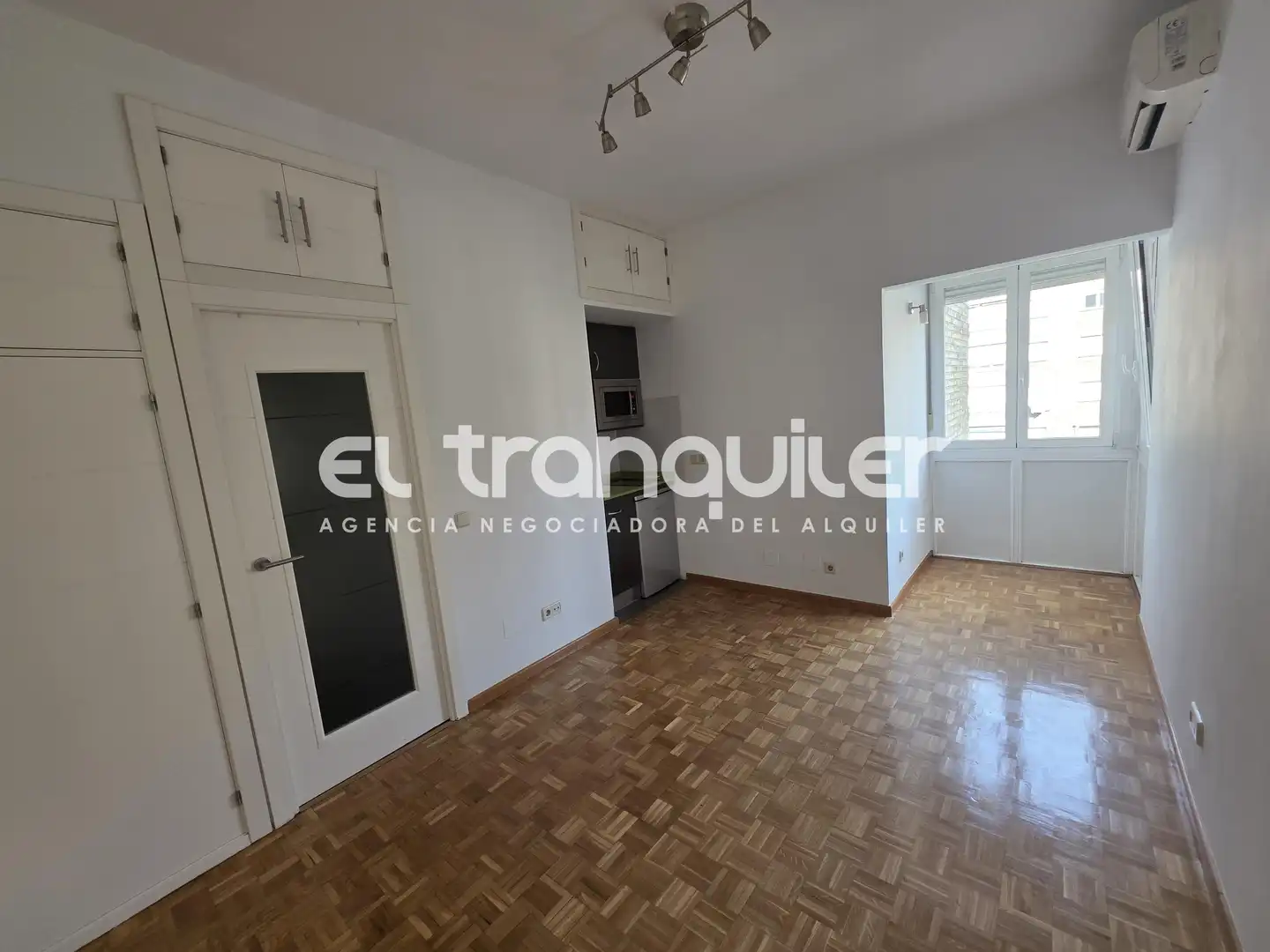 Bedroom of Study for rent in Madrid  with Air Conditioner, Parquet flooring and Washing machine