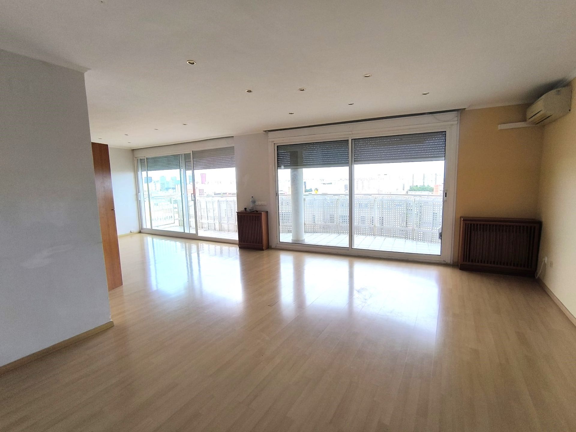 Living room of Flat for sale in L'Hospitalet de Llobregat  with Air Conditioner, Heating and Terrace