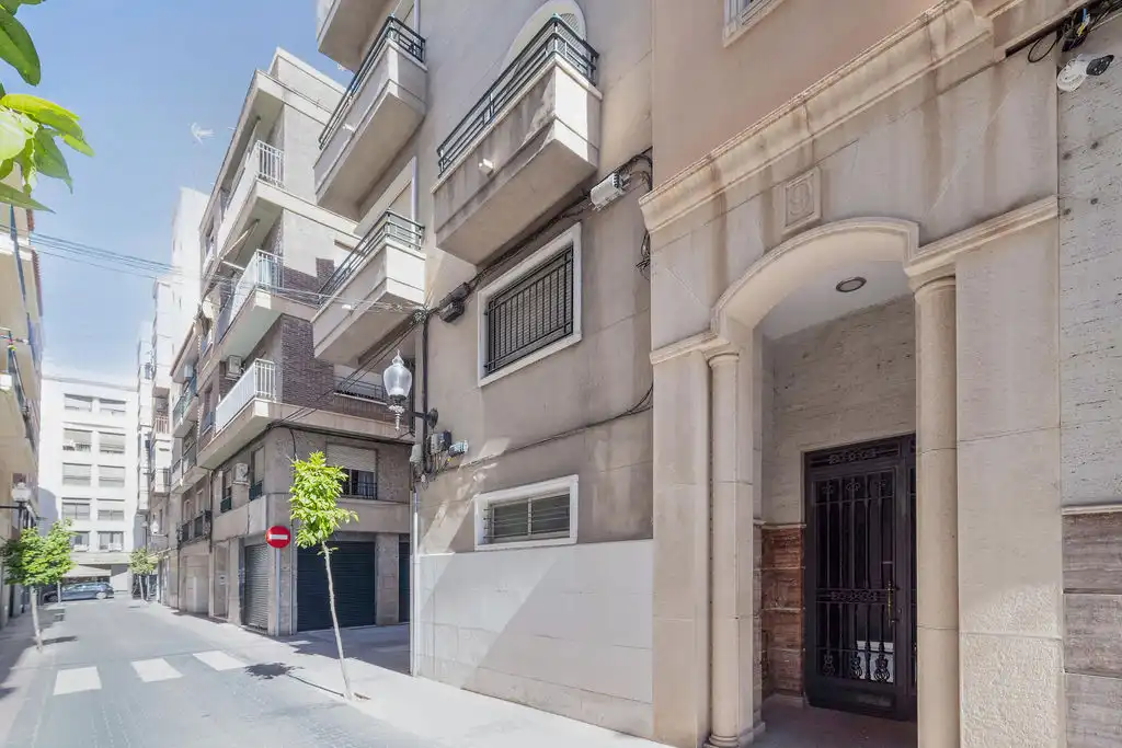 Vista exterior de Piso en venta en Elche / Elx