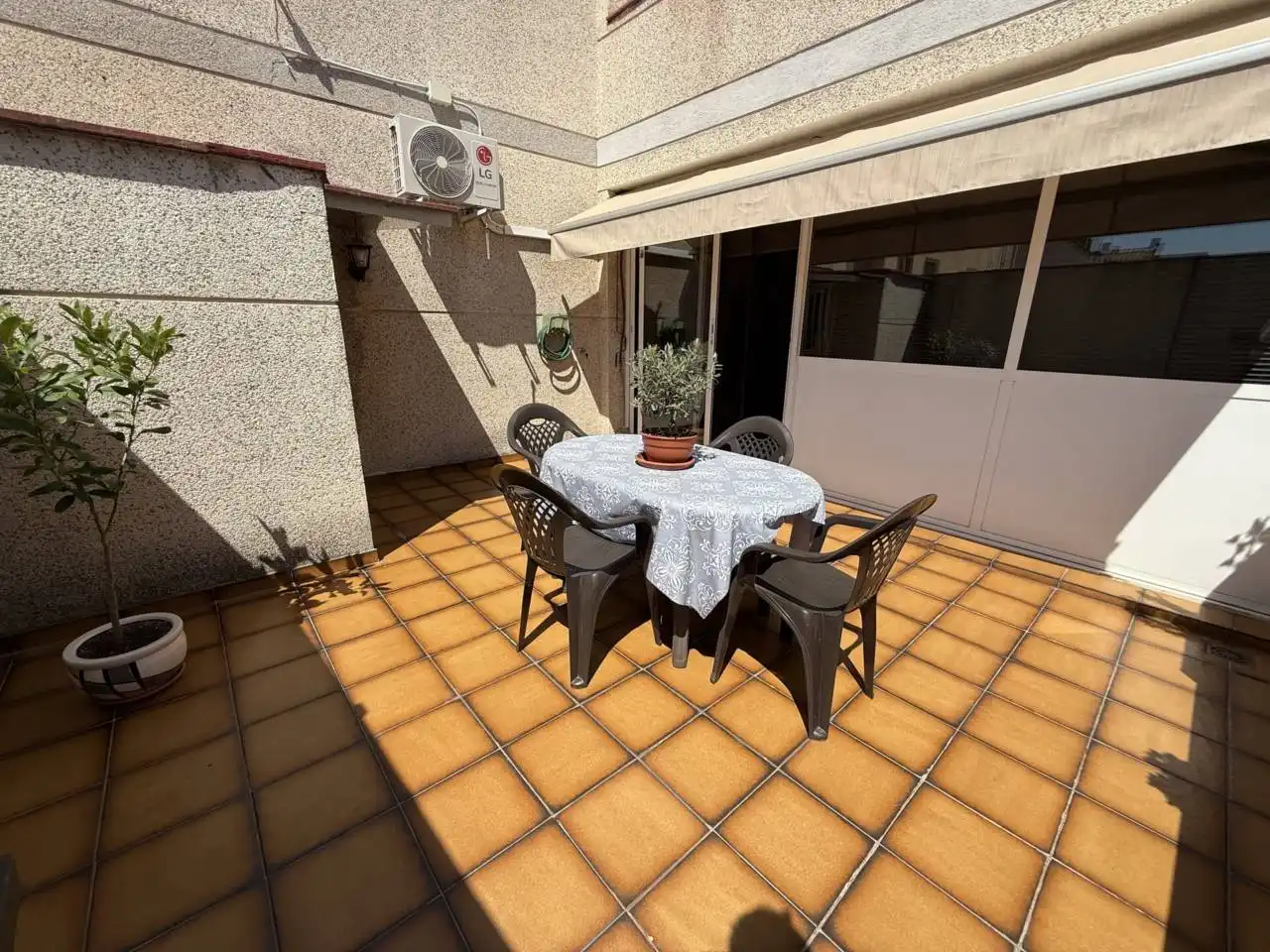 Terrasse von Wohnungen zum Verkauf in Sabadell mit Klimaanlage, Heizung und Privatgarten