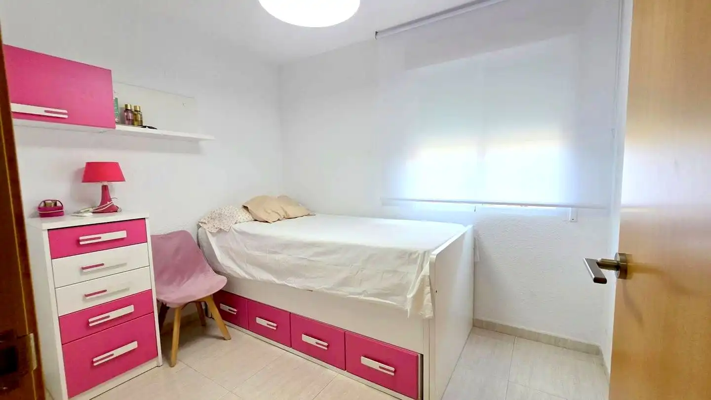 Habitación de Apartamento de alquiler en Gandia con Aire acondicionado, Terraza y Piscina comunitaria