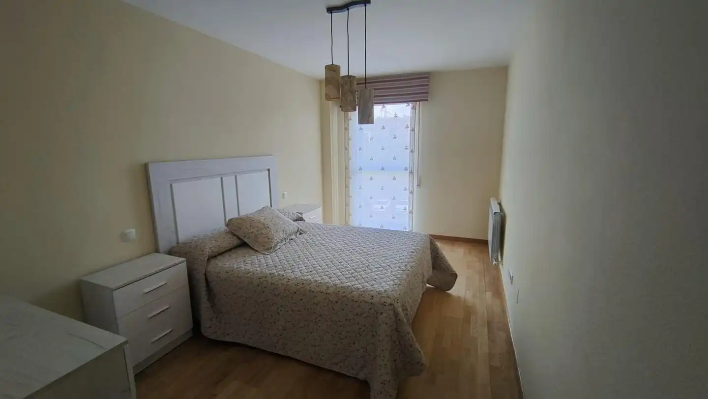 Habitación de Piso de alquiler en Santiago de Compostela  con Calefacción, Trastero y Amueblado