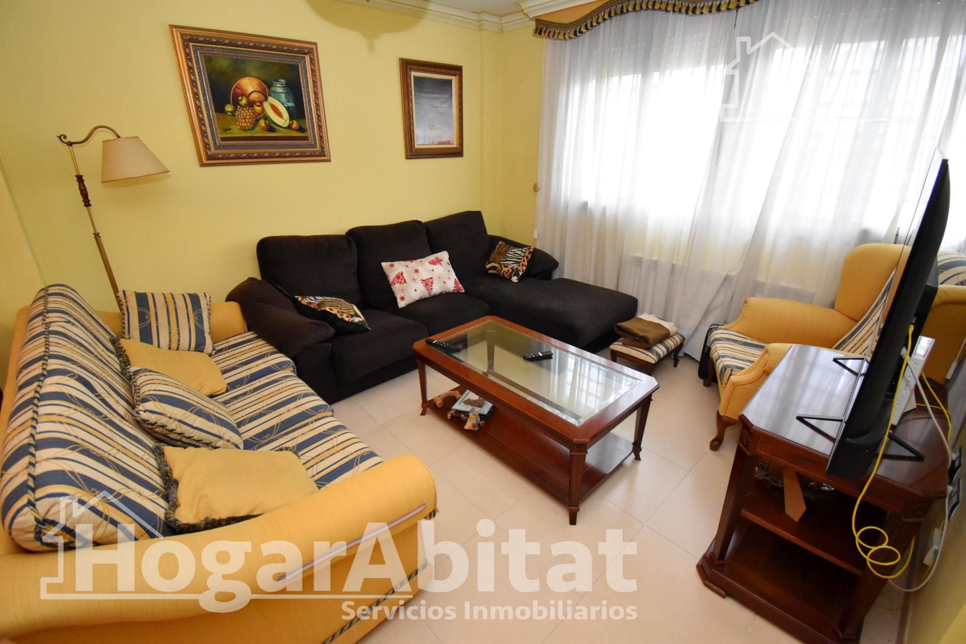 Sala de estar de Casa adosada en venta en Almazora / Almassora con Aire acondicionado, Calefacción y Terraza