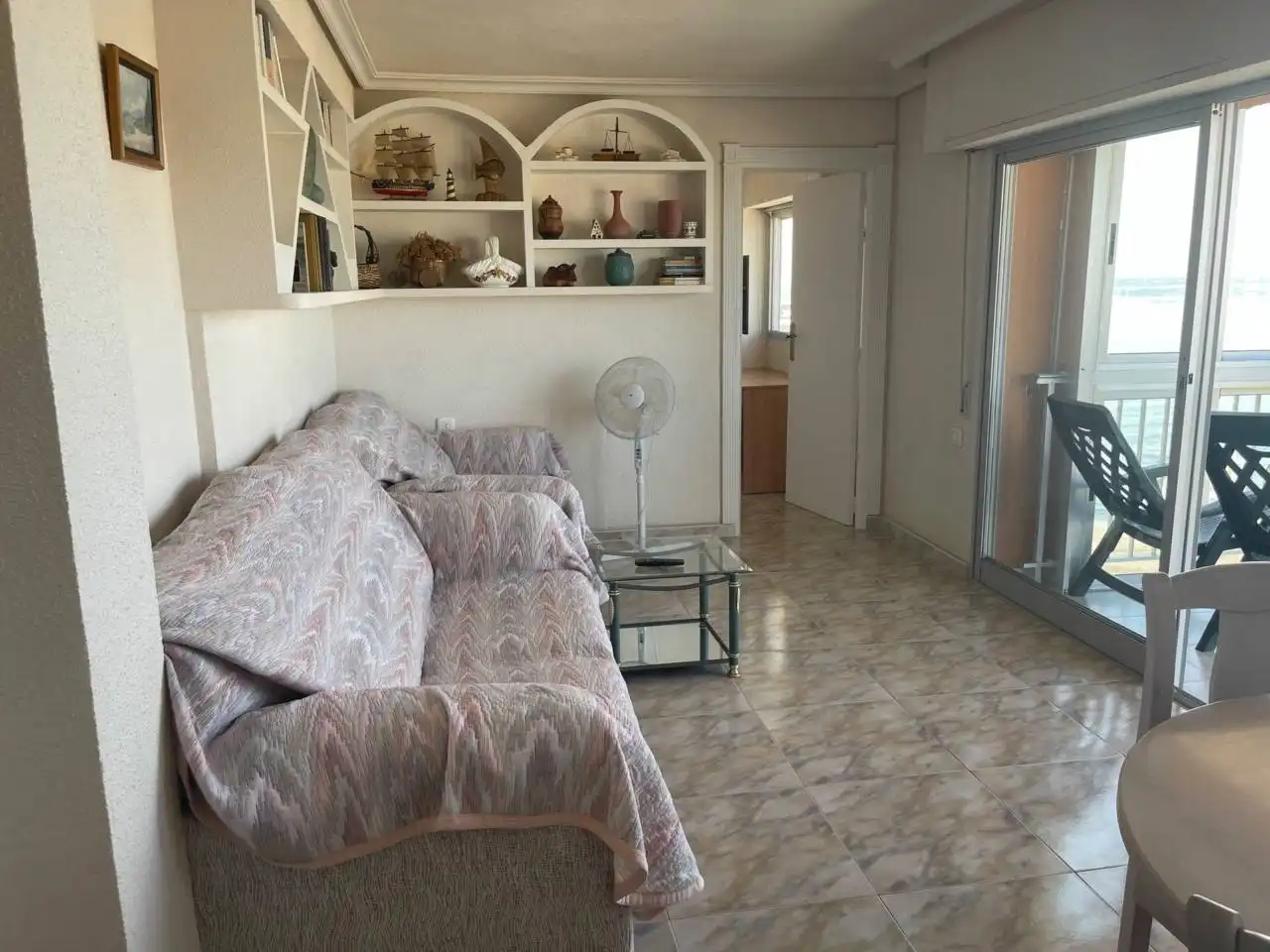 Sala d'estar de Pis de lloguer en El Campello amb Terrassa, Moblat i Balcó