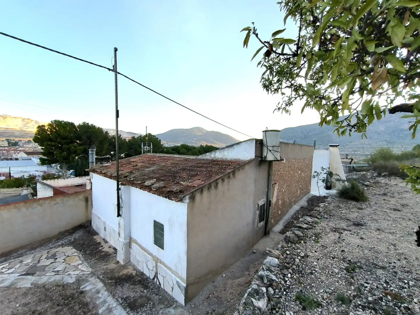 Vista exterior de Finca rústica en venda en Algueña amb Calefacció i Terrassa