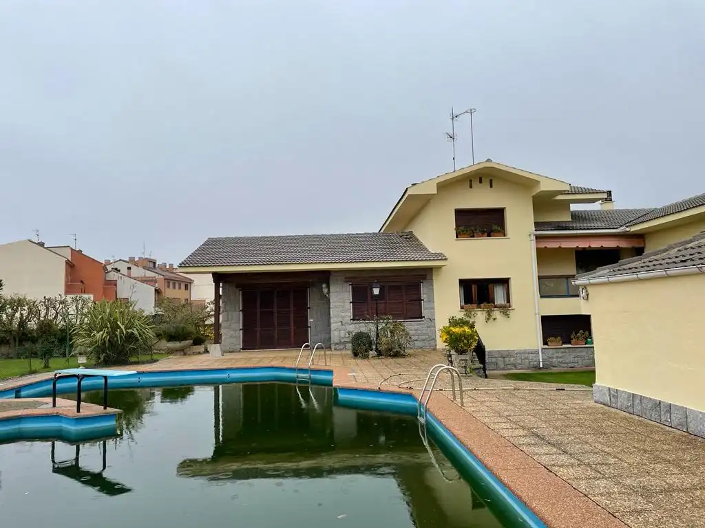 Vista exterior de Casa o xalet en venda en Castañares de Rioja amb Calefacció, Jardí privat i Parquet