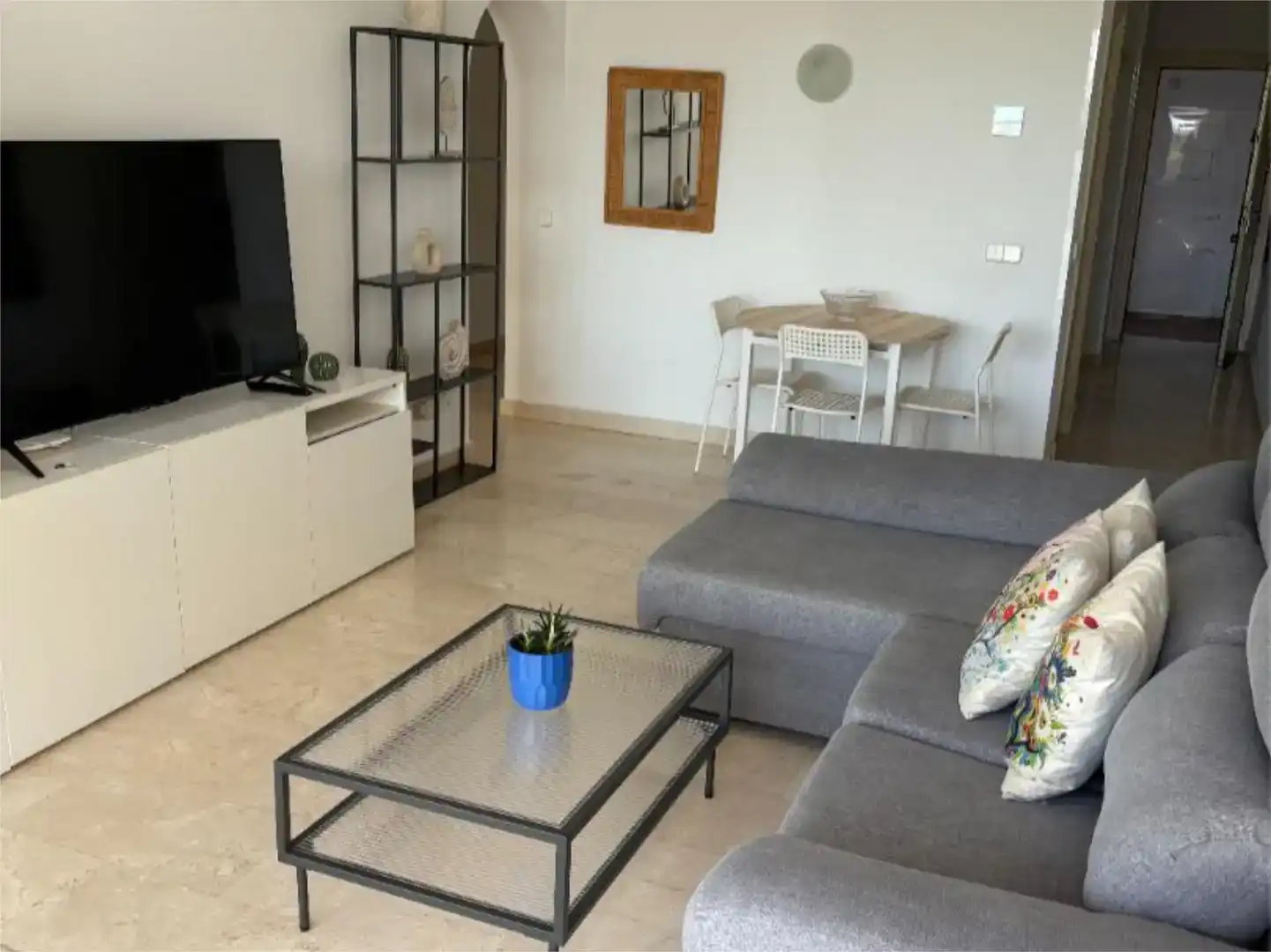 Sala d'estar de Pis de lloguer en Benahavís amb Aire condicionat i Piscina