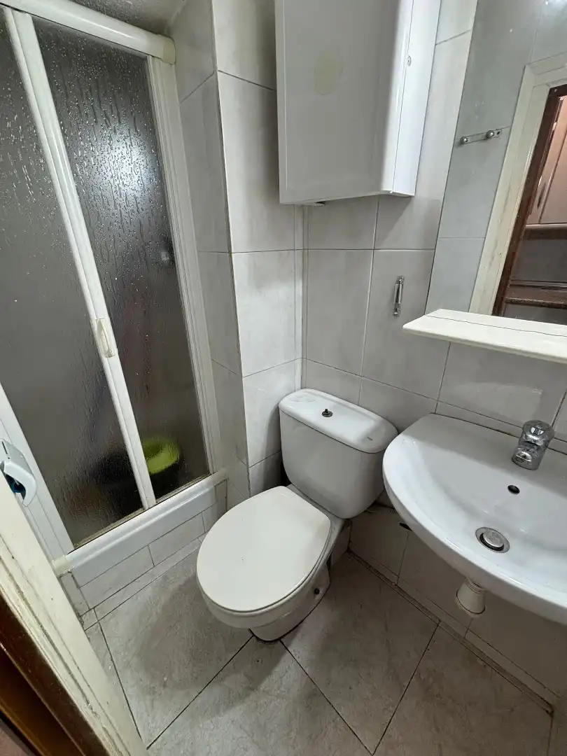 Bany de Apartament en venda en Barcelona amb Rentadora, Microones i Alarma