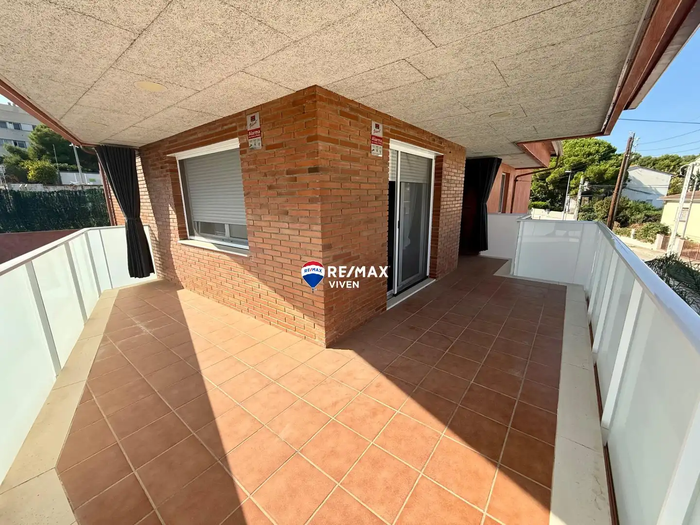 Vista exterior de Casa o xalet en venda en Cunit amb Aire condicionat, Calefacció i Jardí privat