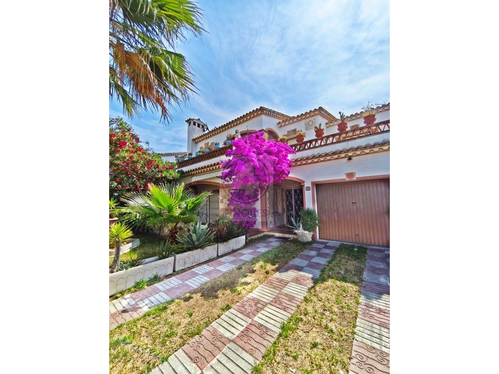 Vista exterior de Casa adosada en venda en Castell d'Aro, Platja d'Aro i s'Agaró amb Piscina