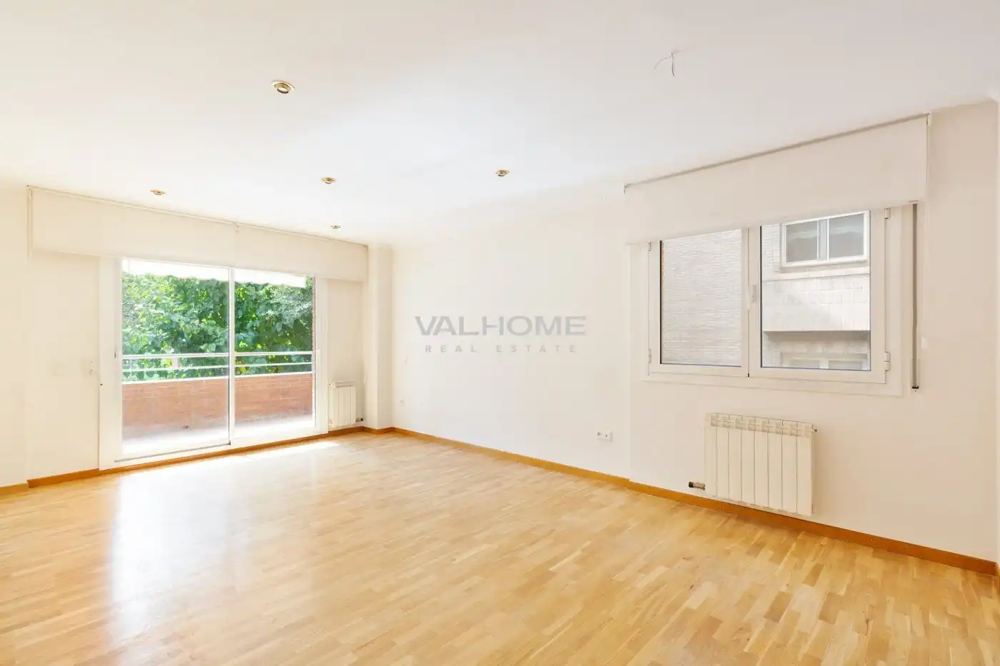 Außenansicht von Wohnung zum Verkauf in Sant Cugat del Vallès mit Klimaanlage, Heizung und Parkett