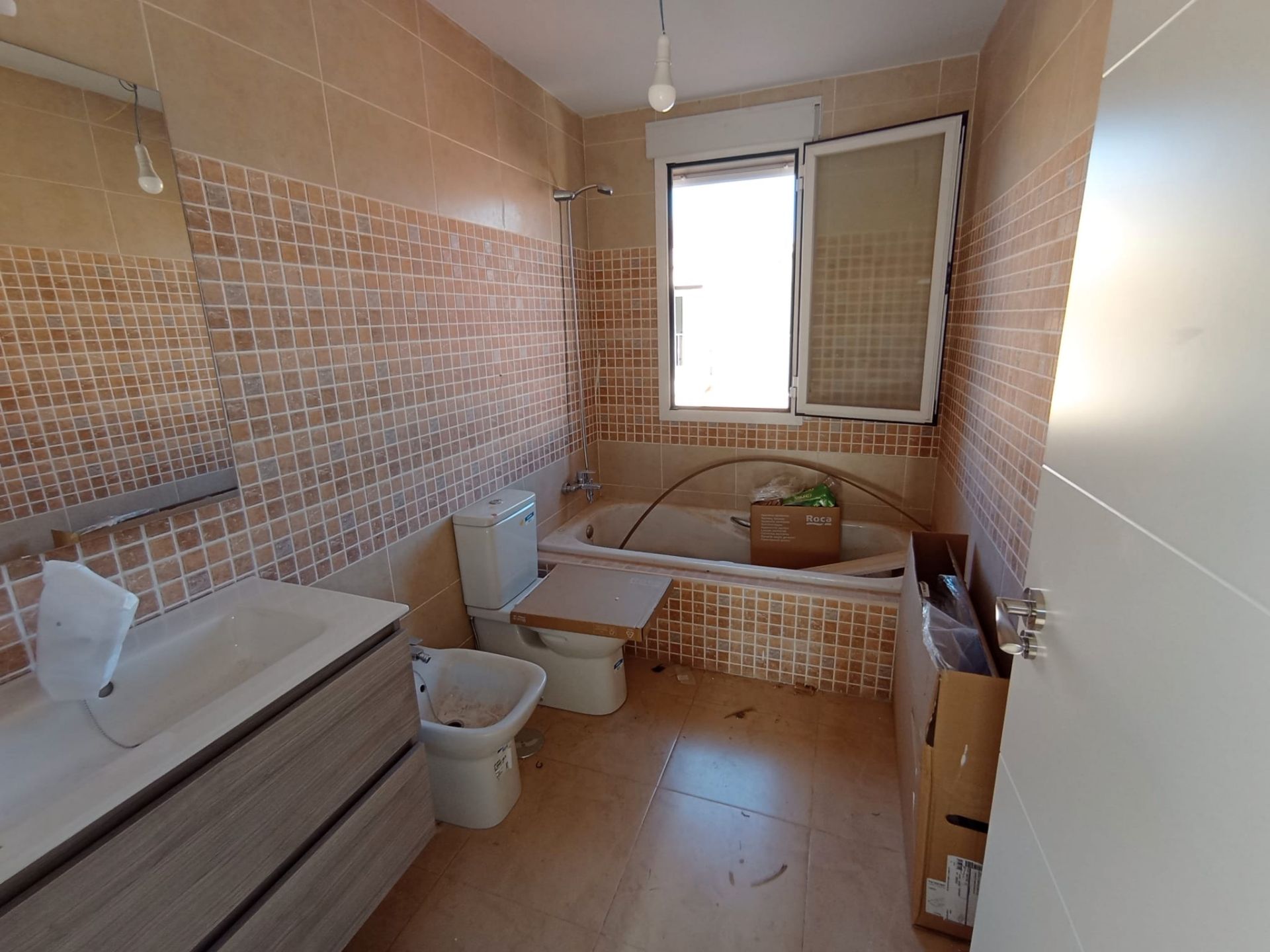 Baño de Casa adosada en venta en Tomelloso con Calefacción, Jardín privado y Terraza