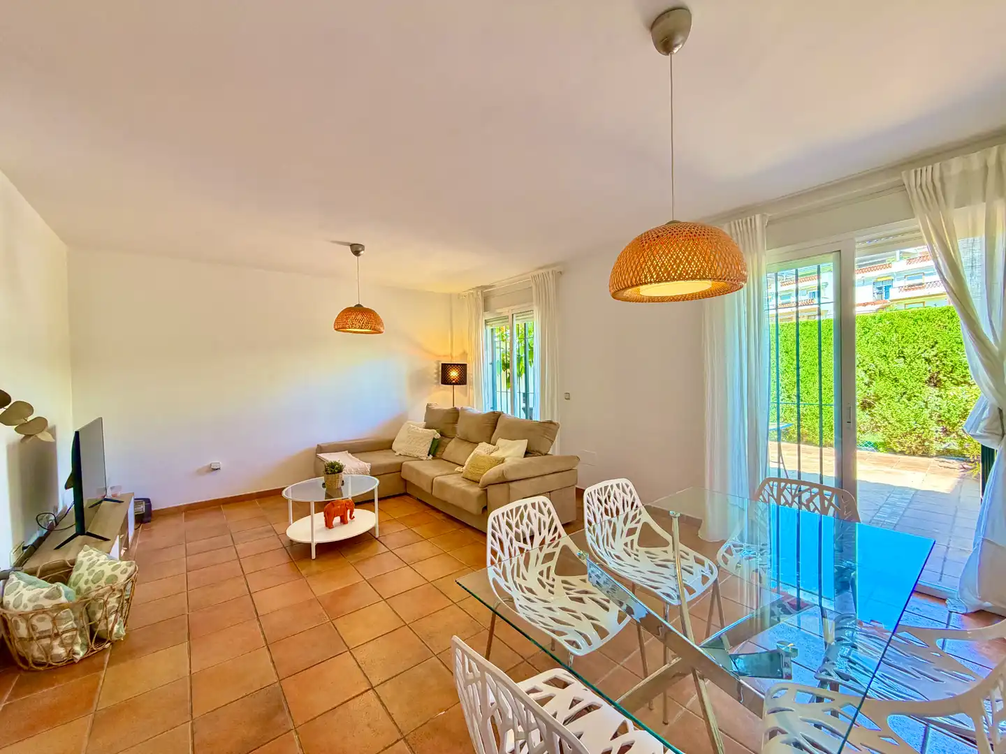 Wohnzimmer von Einfamilien-Reihenhaus zum Verkauf in Rincón de la Victoria mit Ofen, Balkon und Gemeinschaftspool