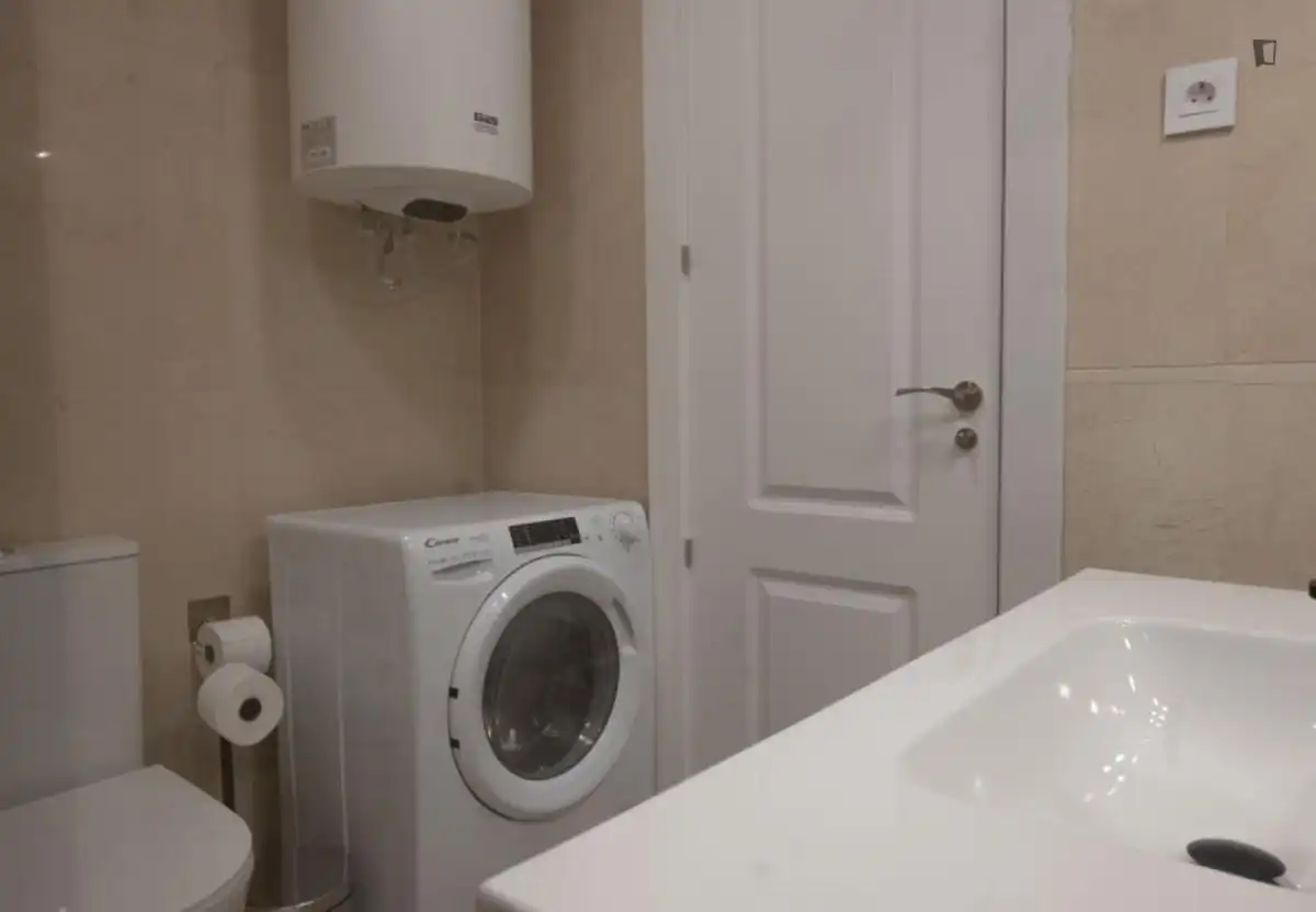 Bathroom of Apartments for rent in Madrid  with Air Conditioner, Furnished and Oven