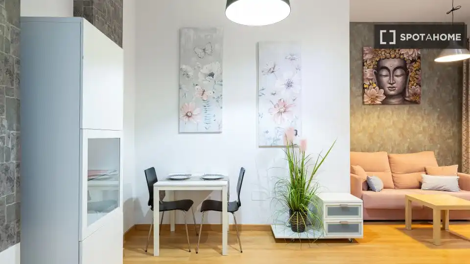 Menjador de Apartament per a compartir en Málaga amb Aire condicionat, Terrassa i Moblat