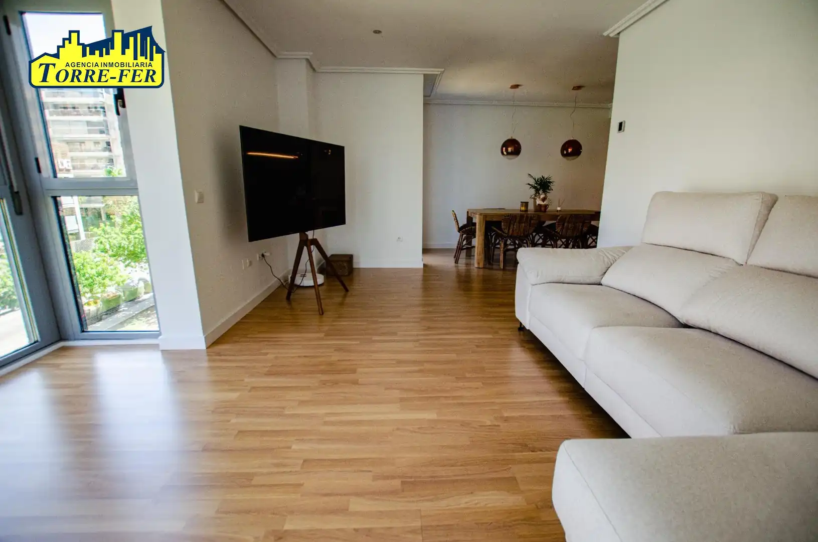 Sala d'estar de Pis en venda en Almería amb Aire condicionat, Jardí privat i Parquet