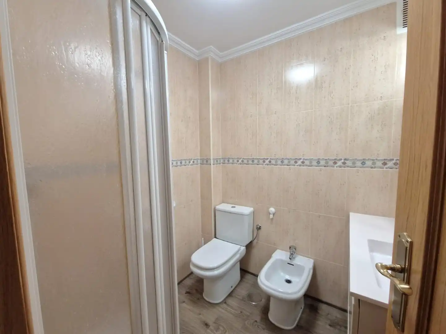 Bathroom of Flat for rent in Plasencia  with Air Conditioner and Heating