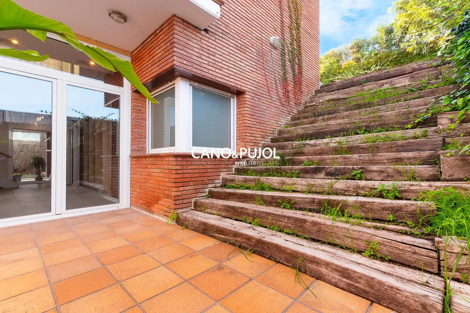 Exterior view of Houses for sale in Sant Cugat del Vallès  with Air Conditioner, Terrace and Swimming Pool