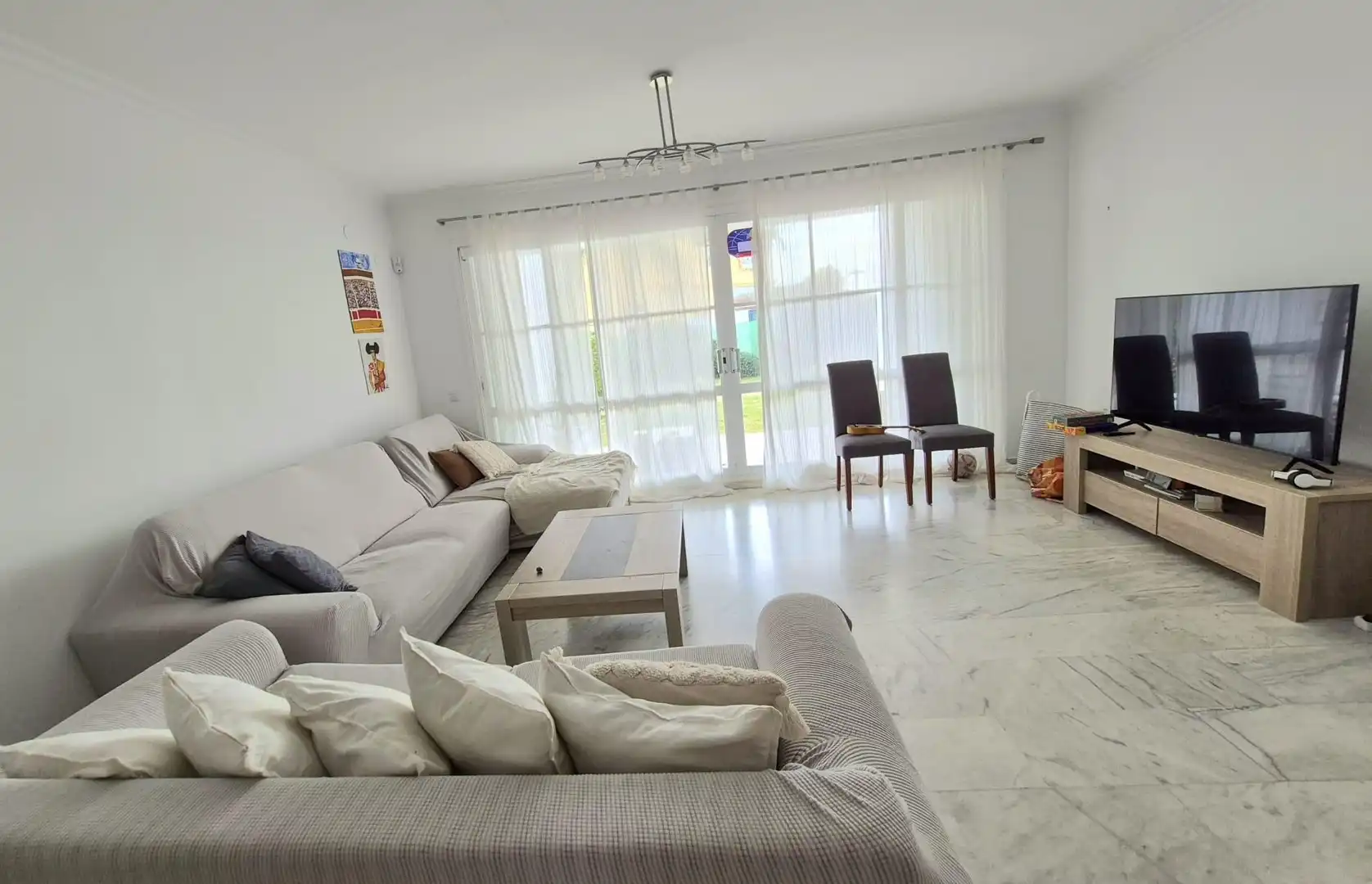 Sala d'estar de Casa adosada en venda en Mijas amb Aire condicionat, Calefacció i Jardí privat