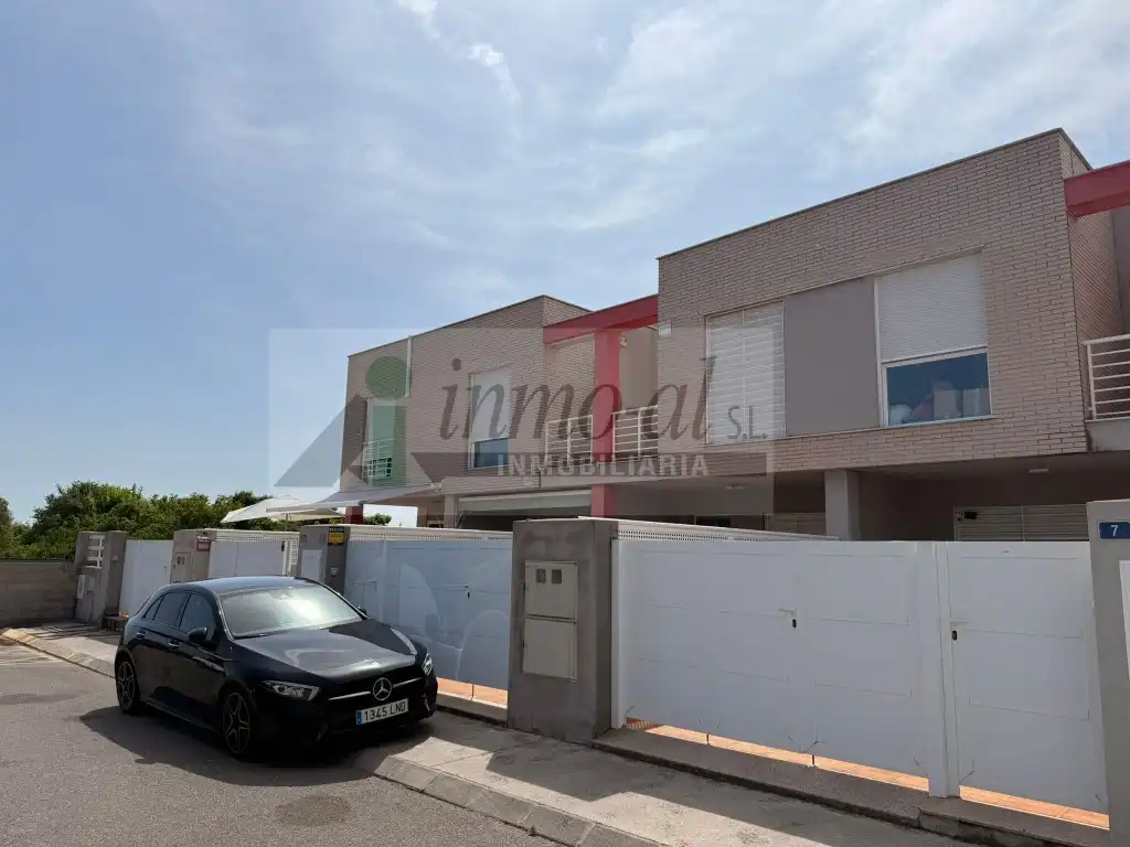 Vista exterior de Casa o xalet en venda en Almazora / Almassora amb Aire condicionat, Terrassa i Piscina comunitària