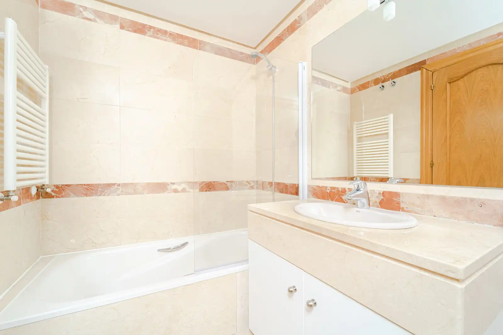 Badezimmer von Wohnung zum Verkauf in Oviedo  mit Abstellraum