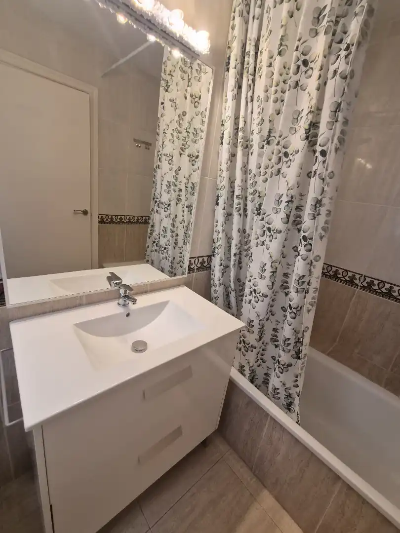 Baño de Piso en venta en Roda de Berà con Terraza, Horno y Balcón