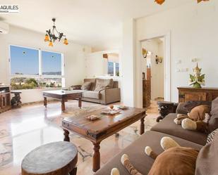Sala d'estar de Casa o xalet en venda en Almuñécar amb Aire condicionat, Terrassa i Piscina