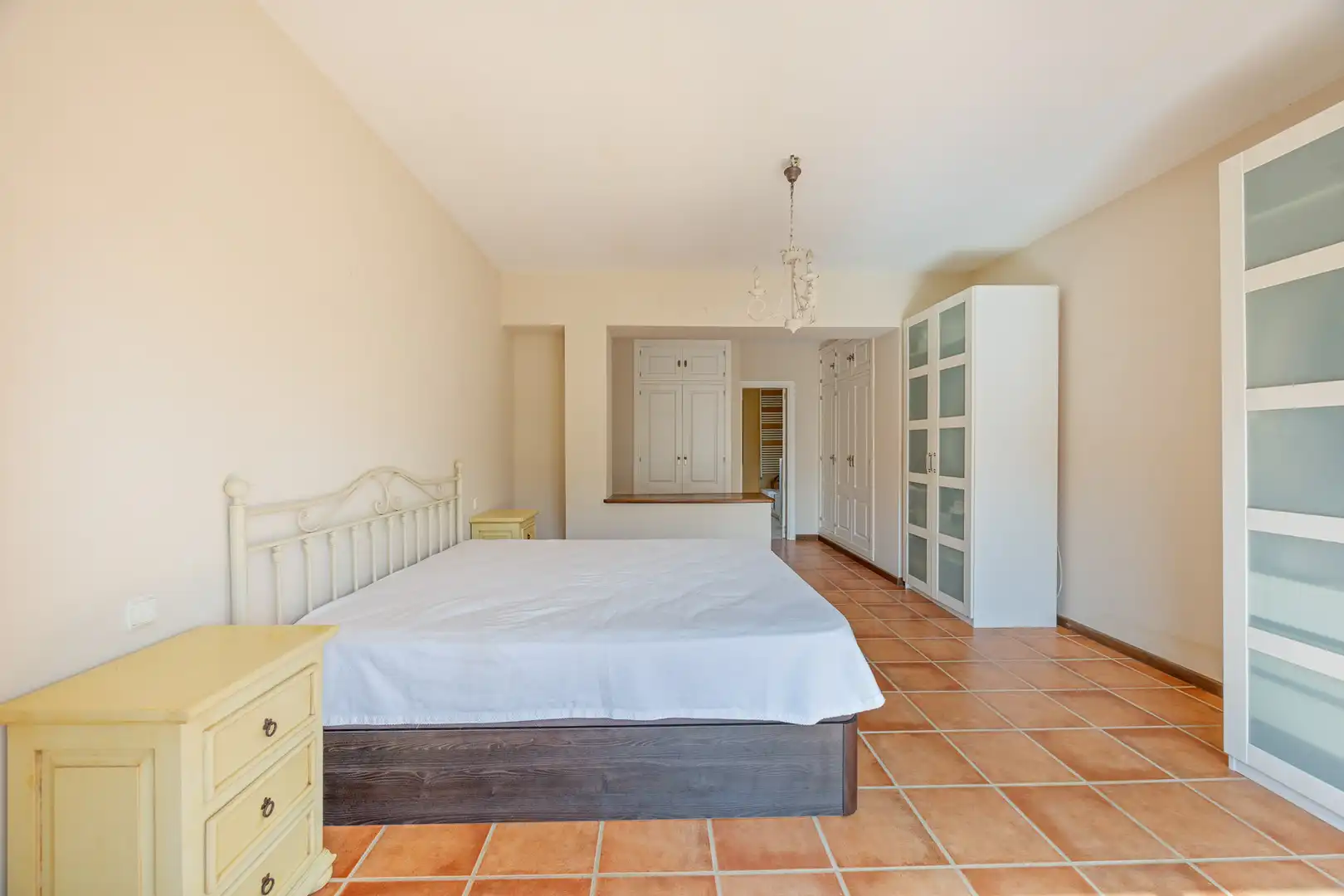 Dormitori de Casa adosada en venda en Sotogrande amb Jardí privat, Terrassa i Piscina