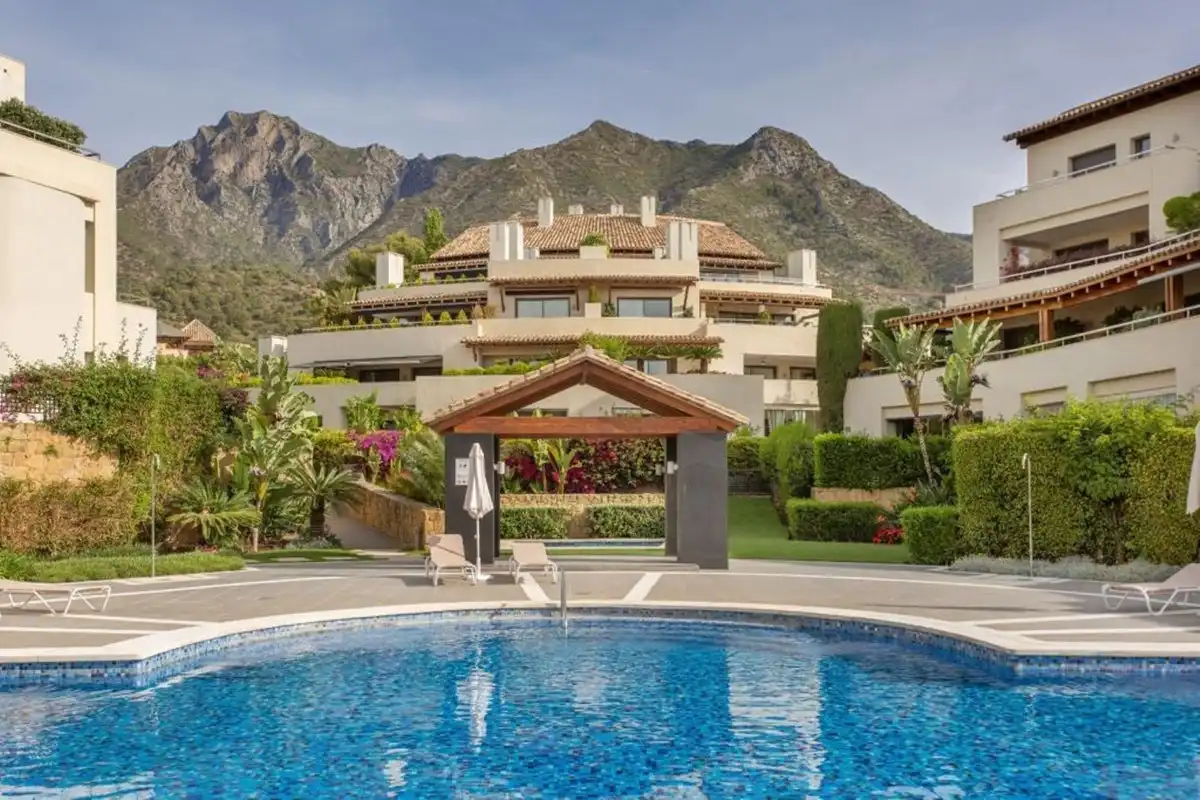 Apartment with pool for sale in Milla de Oro