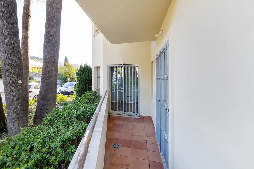 Vista exterior de Pis en venda en Marbella amb Piscina