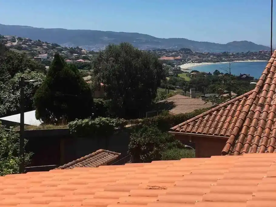 Vista exterior de Casa o xalet de lloguer en Vigo  amb Piscina i Balcó