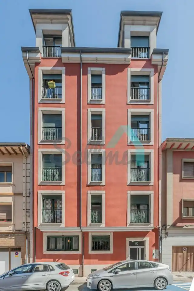 Vista exterior de Piso en venta en San Martín del Rey Aurelio con Calefacción, Parquet y Trastero