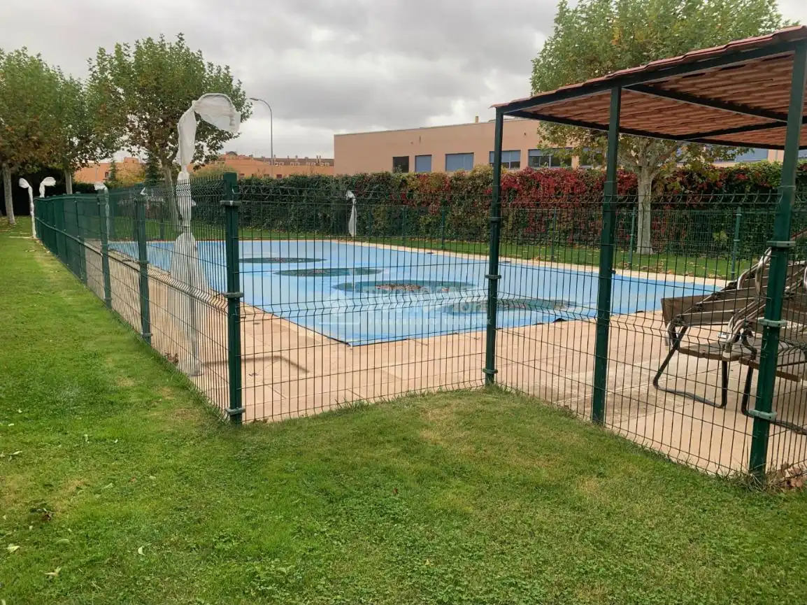 Schwimmbecken von Einfamilien-Reihenhaus zum Verkauf in Alcalá de Henares mit Terrasse