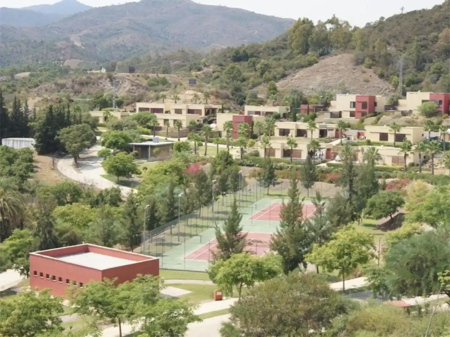 Vista exterior de Pis de lloguer en Benahavís amb Aire condicionat, Piscina i Balcó