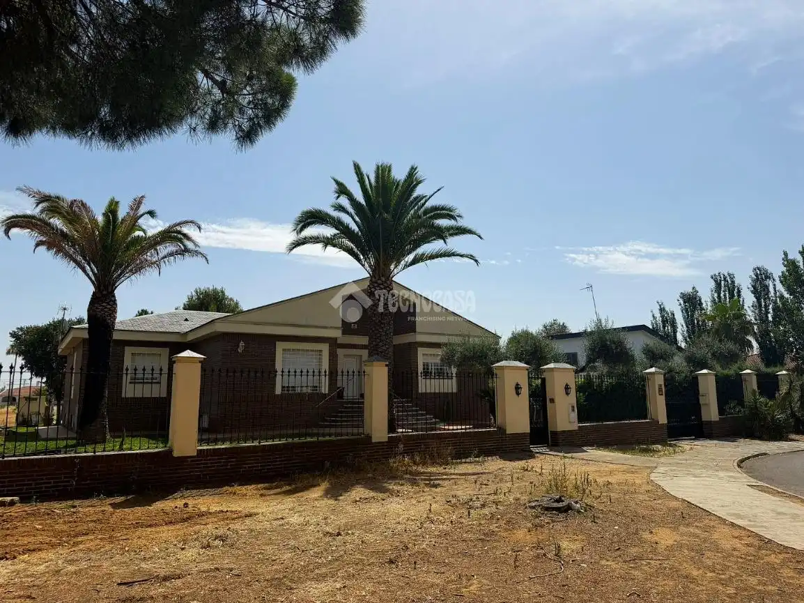 Vista exterior de Casa o chalet en venta en Badajoz con Aire acondicionado, Jardín privado y Piscina