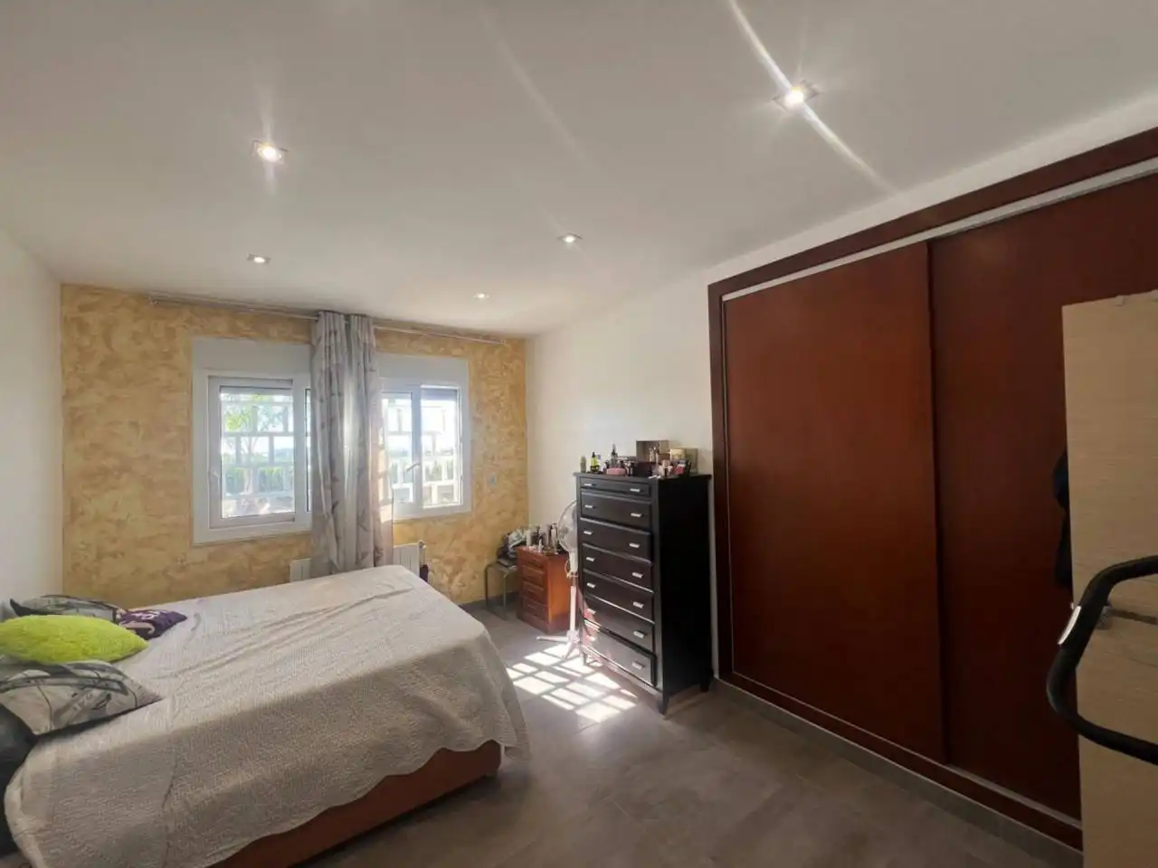 Dormitori de Casa o xalet en venda en Alicante / Alacant amb Aire condicionat, Calefacció i Jardí privat