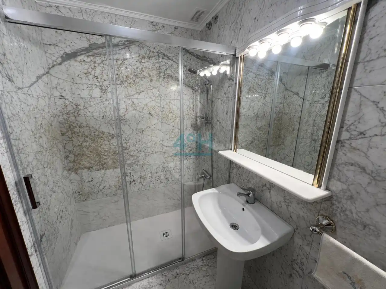 Bathroom of Flat for sale in Ourense Capital   with Heating, Parquet flooring and Storage room