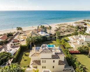 Vista exterior de Casa o xalet en venda en Marbella amb Aire condicionat, Jardí privat i Traster