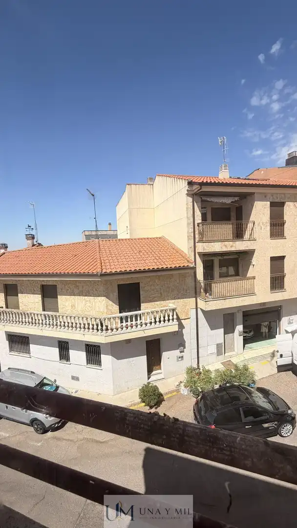 Vista exterior de Pis en venda en Villares de la Reina amb Calefacció i Balcó