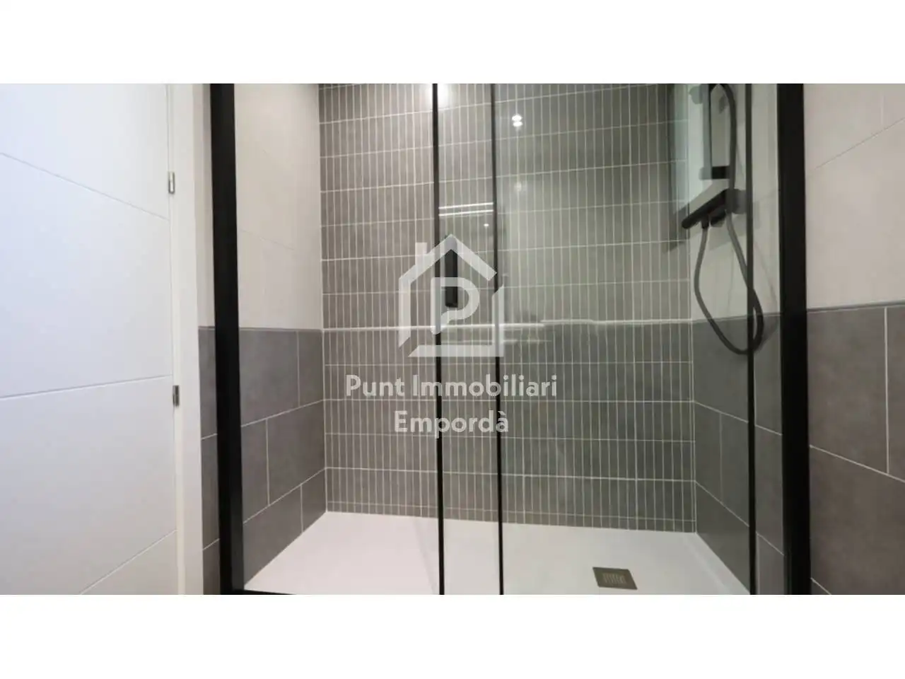 Bathroom of Flat for sale in Llançà  with Air Conditioner, Heating and Parquet flooring