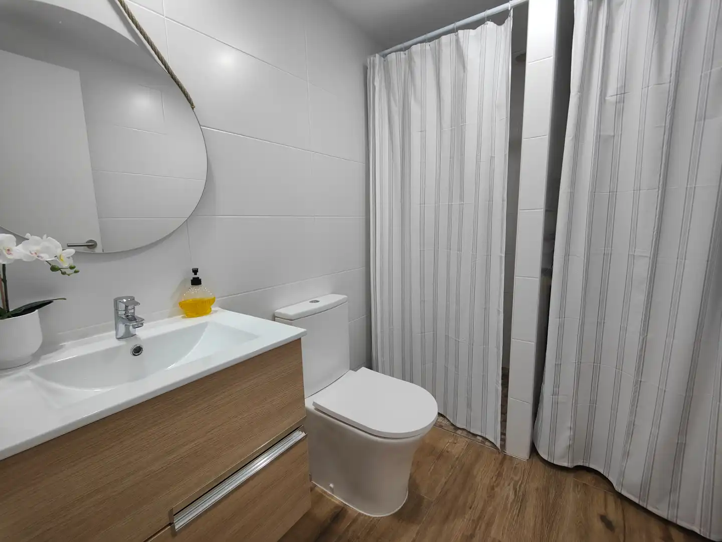 Bathroom of Flat for sale in Rianxo  with Parquet flooring, Furnished and Oven
