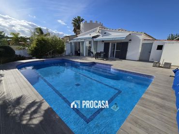 Xalet amb piscina en venda a Cap Ras