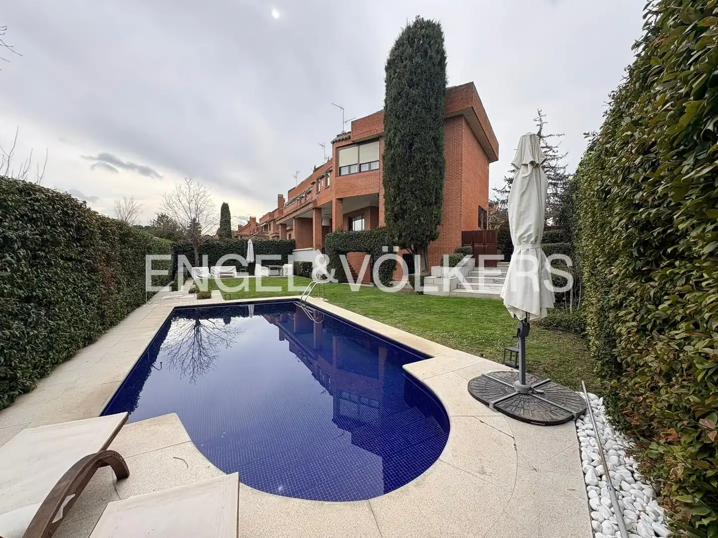 Vista exterior de Casa o xalet de lloguer en Pozuelo de Alarcón amb Aire condicionat, Calefacció i Jardí privat