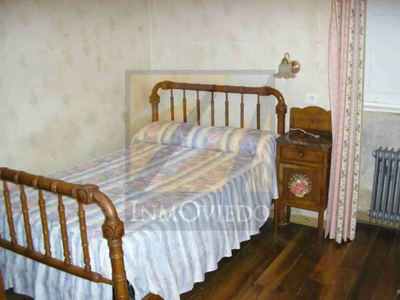 Dormitori de Casa o xalet en venda en Coaña amb Calefacció, Terrassa i Moblat