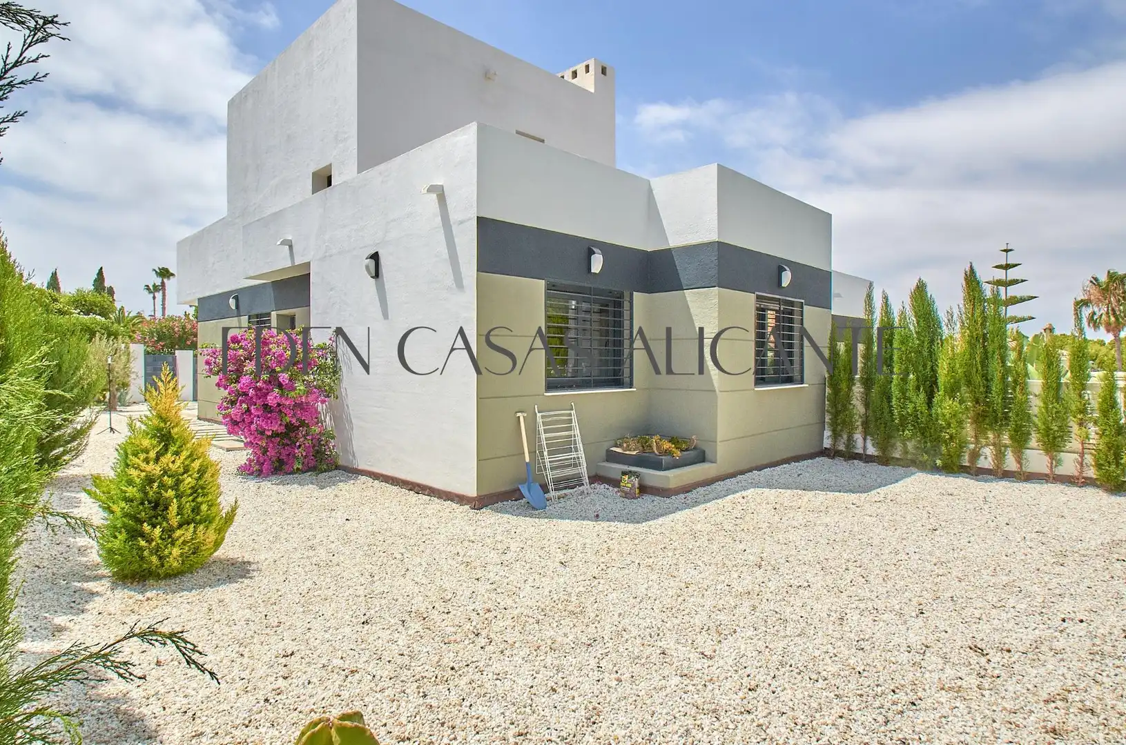 Vista exterior de Casa adosada en venta en Busot con Aire acondicionado, Calefacción y Jardín privado