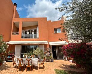 Vista exterior de Casa adosada en venda en Bétera amb Aire condicionat, Calefacció i Jardí privat