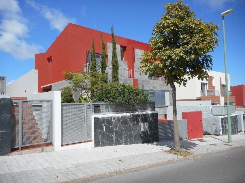 Vista exterior de Casa o xalet en venda en Las Palmas de Gran Canaria amb Jardí privat, Terrassa i Traster