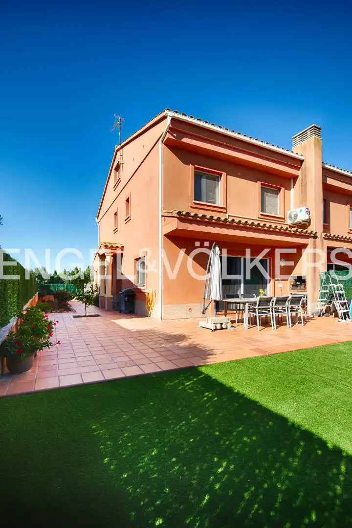 Vista exterior de Casa adosada en venda en El Far d'Empordà amb Aire condicionat, Calefacció i Jardí privat